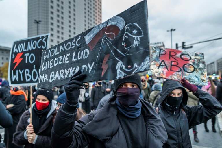 'Silent majority' of Poles favour strict abortion law 'Silent majority' of Poles favour strict abortion law