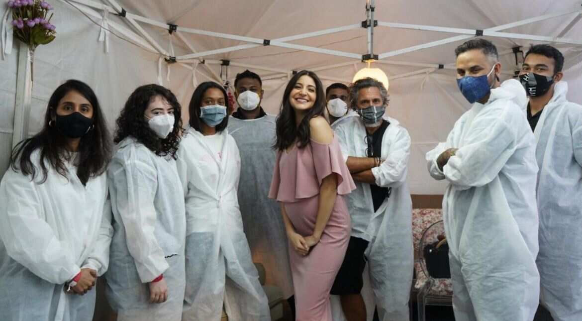Anushka Sharma looks pretty as a peach in new picture from set Anushka Sharma looks pretty as a peach in new picture from set