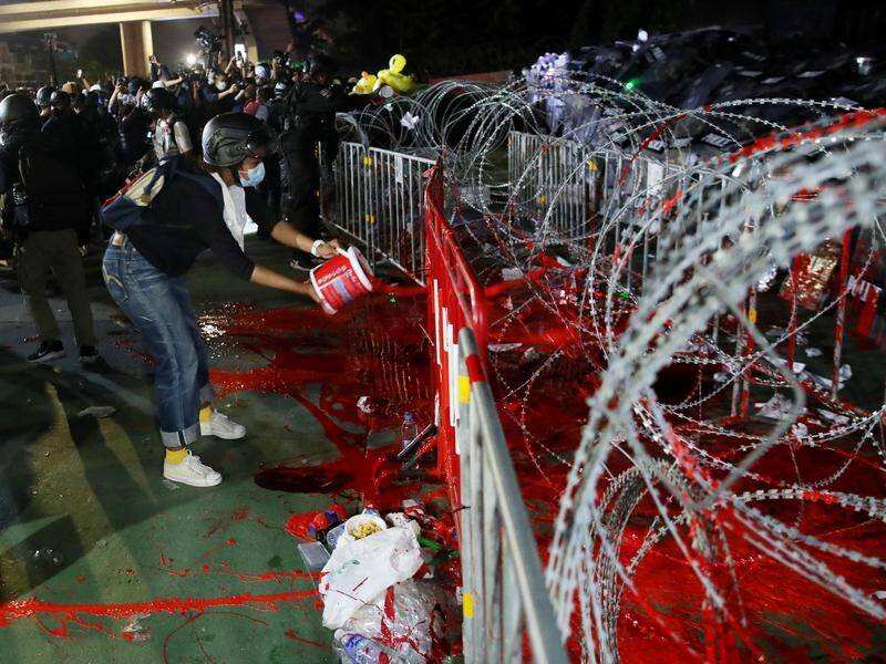 Thai protesters try to storm army barracks