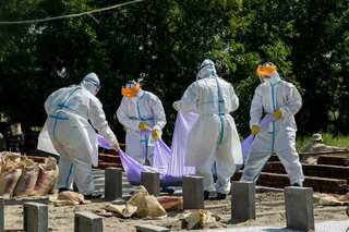 Tragedy during pandemic: Burying and saying goodbye to loved ones