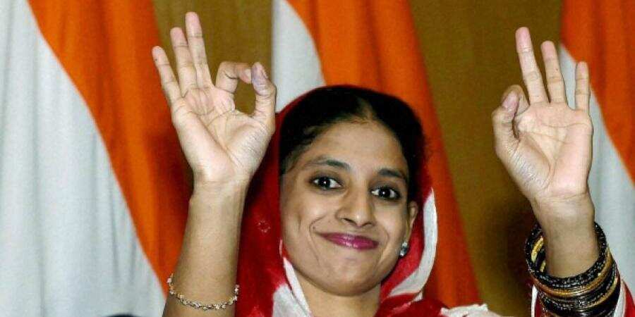 Five years after the return from Pakistan, Geeta searches for a family in Maharashtra
