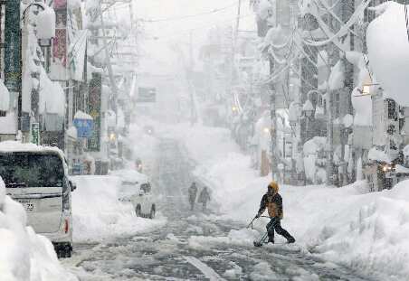 Japan facing heavy snowfall, many services disrupted due to this snow storm