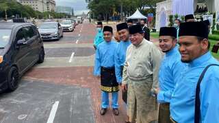 Malaysian ex-MP hosts drive-thru wedding for son; 10,000 people participate