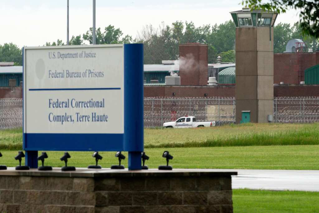 US judge again delays execution of lone woman on federal death row