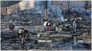Lebanon: Syrian refugee camp set on fire after fight between refugees and locals