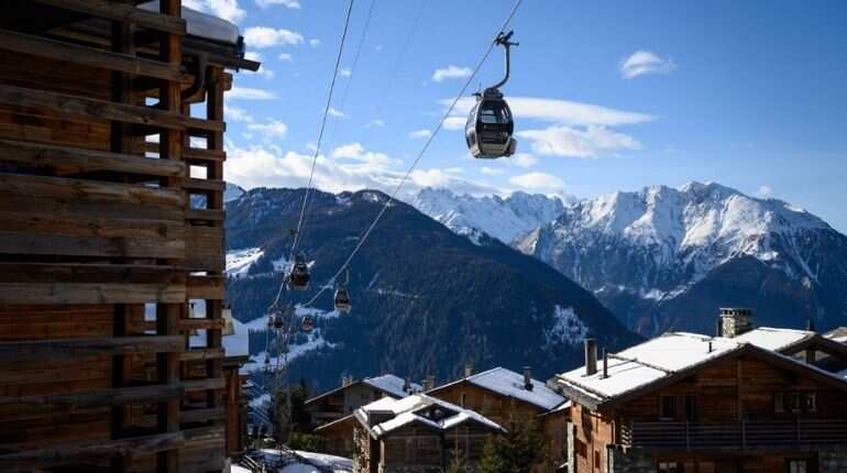 British tourists flee Swiss resort overnight to escape quarantine amid fears of new covid strain