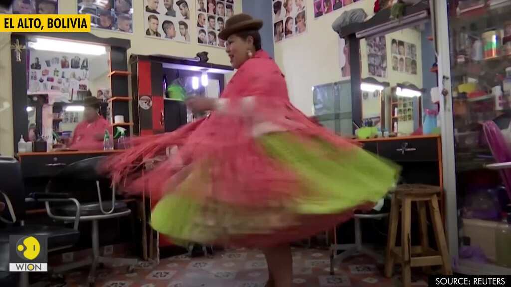 Singing and dancing cholita hairdresser livens up salon experience