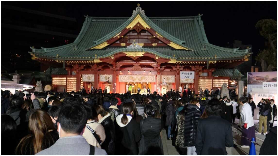 Japanese welcome year 2021 with a prayer