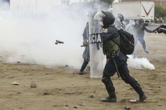 Peru farm workers maintain road block after deaths Peru farm workers maintain road block after deaths