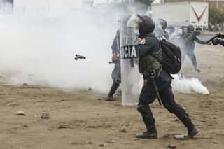 Peru farm workers maintain road block after deaths