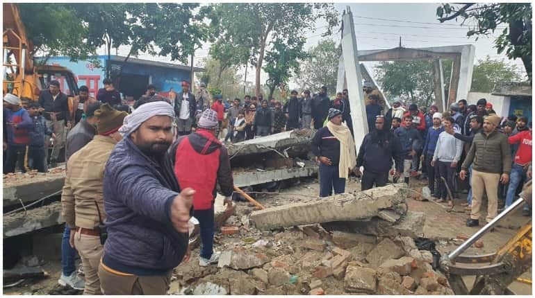 21 killed as cemetery roof collapses on mourners in UP's Ghaziabad 21 killed as cemetery roof collapses on mourners in UP's Ghaziabad