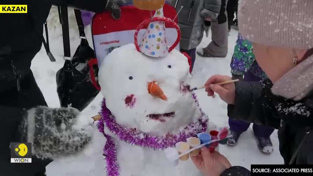 Russians enjoy winter weather at snowman festival