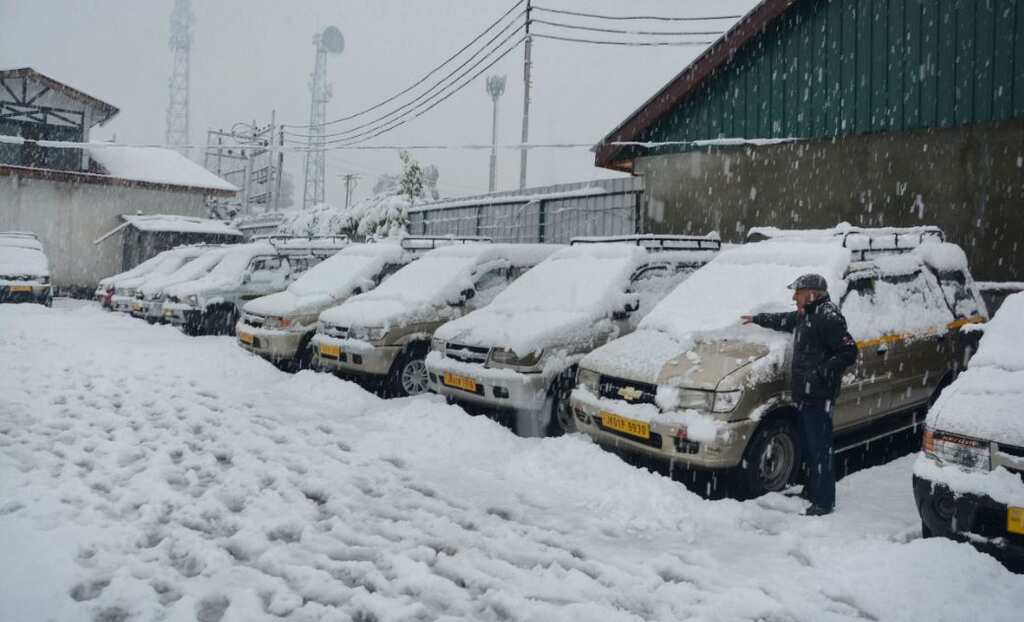 Heavy snowfall covers Kashmir valley, road & air transportation halted
