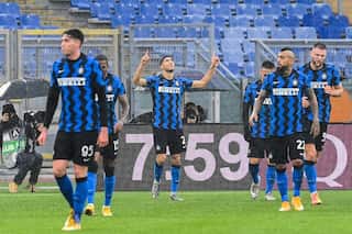 Roma snatch late equaliser to dent Inter title hopes