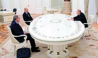 Nagorno-Karabakh: Putin hosts talks between Armenia, Azerbaijan leaders