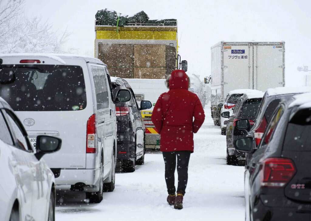 Heavy snow continues along sea of Japan coast