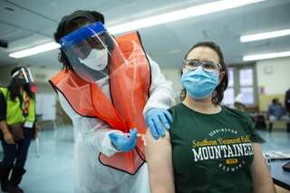 US records highest daily coronavirus death toll amid vaccination drive