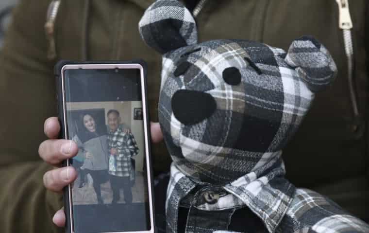 Mexican seamstress fills in void left by COVID-19 victims