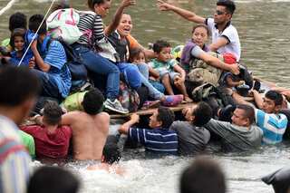 Thousands of US-bound Honduran migrants cross border into Guatemala