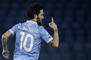 Napoli thrash Fiorentina to go third