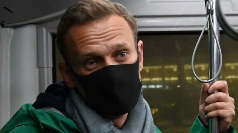 Kremlin critic Alexei Navalny detained at Moscow airport