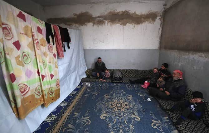 Syria: Qumri and Siti weave carpets from a traditional loom