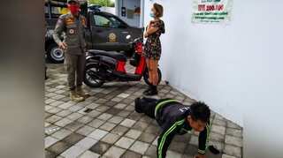 Foreigners without face masks punished with push-ups in Bali