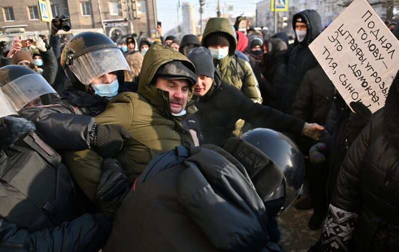 Website editor in Russia is jailed for sharing joke about Navalny protests