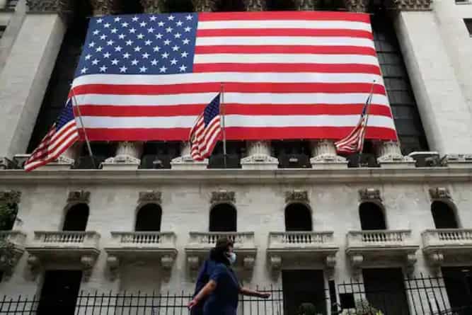 COVID-19 savages US economy, 2020 performance worst in 74 years