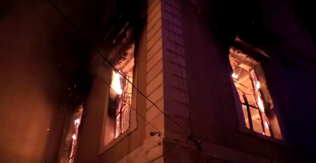 Lebanon: Tripoli government building up in flames amid anti-lockdown protests