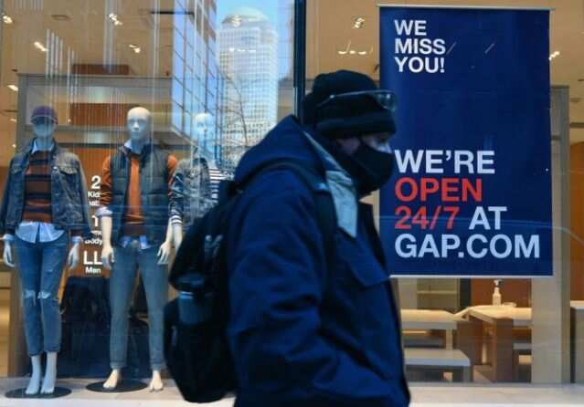 Aid infusions keep US income afloat in December, spending falls