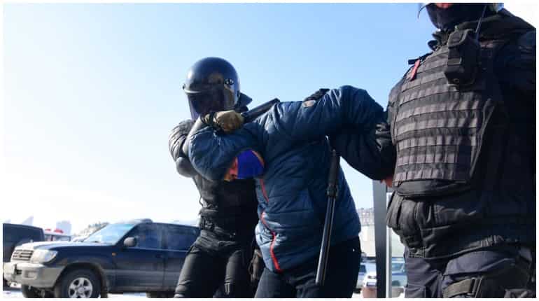 Navalny allies take to the streets despite crackdown, over 450 detained Navalny allies take to the streets despite crackdown, over 450 detained
