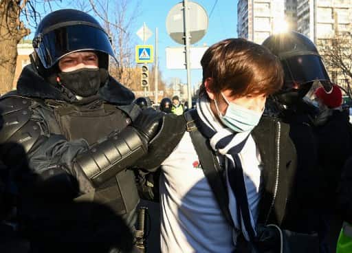 Ahead of Navalny's hearing, several protesters arrested outside court