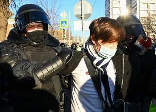 Ahead of Navalny's hearing, several protesters arrested outside court
