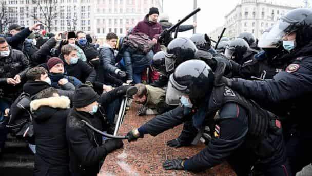 Kremlin defends crackdown on Navalny supporters