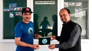 Families despair; weather halts Pakistan search for climbers