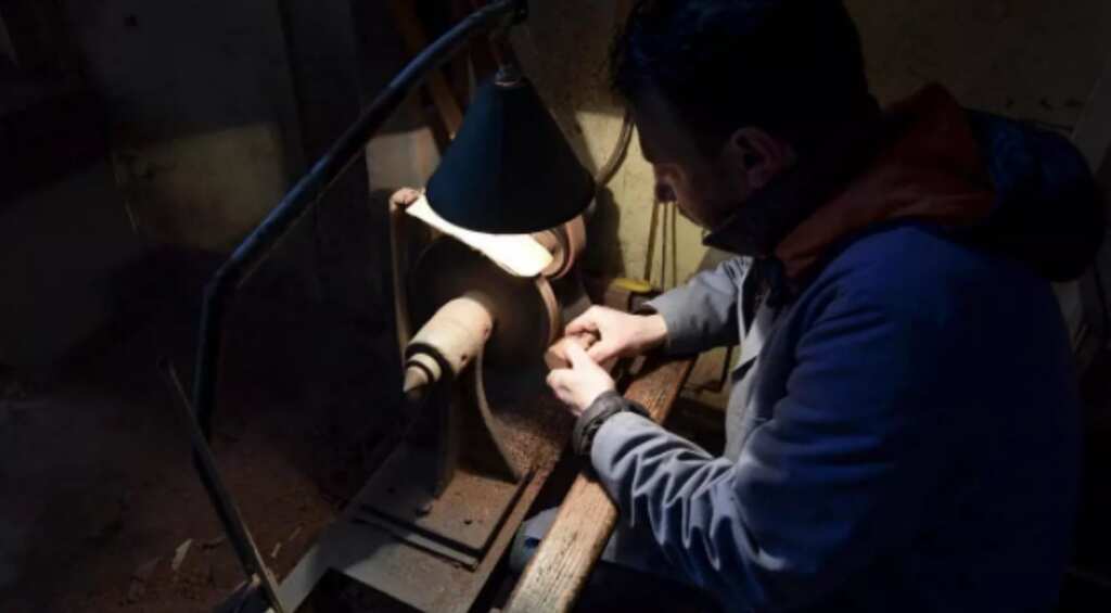 Dying breed: Tunisian crafts smoking pipes from briar wood