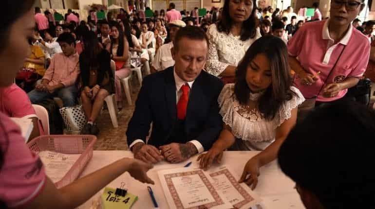 Covid Cupid shoots down Valentine's Day marriages in Bangkok Covid Cupid shoots down Valentine's Day marriages in Bangkok