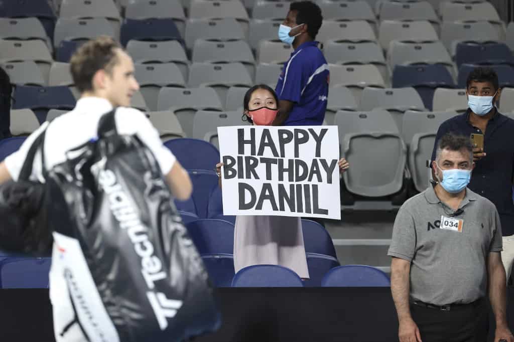 Medvedev celebrates birthday with 16th straight win Medvedev celebrates birthday with 16th straight win