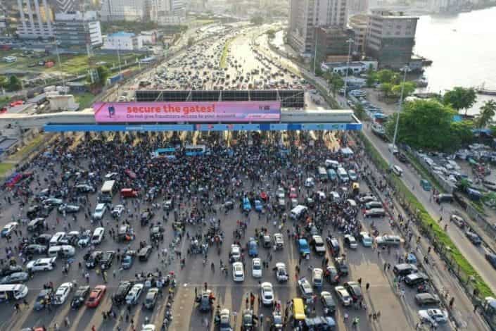 Nigeria police arrest protesters at symbolic Lagos tollgate Nigeria police arrest protesters at symbolic Lagos tollgate