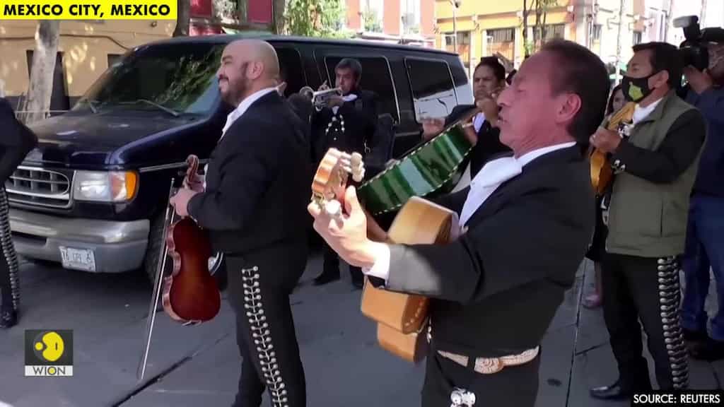 Mariachis serenade loved-up couples on Mexico City streets