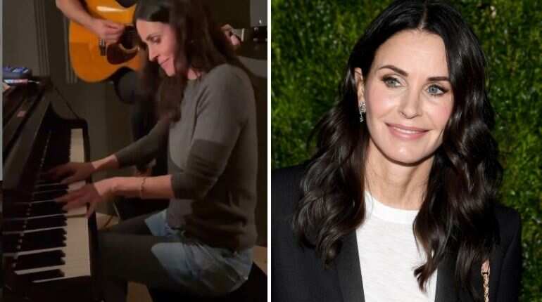 Courteney Cox performs 'Friends' theme song on the piano Courteney Cox performs 'Friends' theme song on the piano