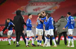 Everton savour first win at Liverpool since 1999, Chelsea held