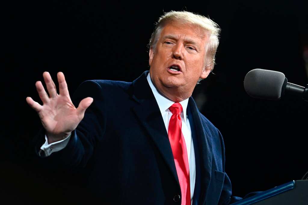 Trump seeks return to spotlight with address to conservative meeting