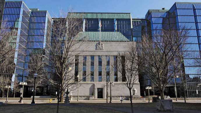 Bank of Canada sees economy strengthening