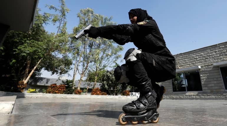 Meet Karachi's cops who roll on 'blades' to catch criminals Meet Karachi's cops who roll on 'blades' to catch criminals
