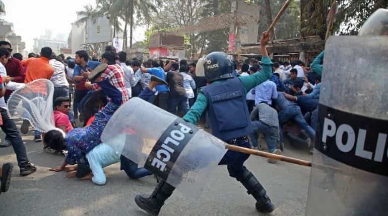 Bangladesh: Clashes erupt over writer's death in jail; protesters, police injured