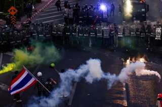 Thai anti-government protesters clash with riot police in Bangkok