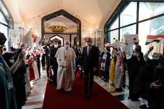 Pope Francis urges Iraq to end violence and give peace a chance