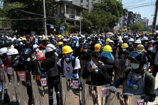 Protests erupt in Myanmar's Yangon and Mandalay amid military crackdown Protests erupt in Myanmar's Yangon and Mandalay amid military crackdown